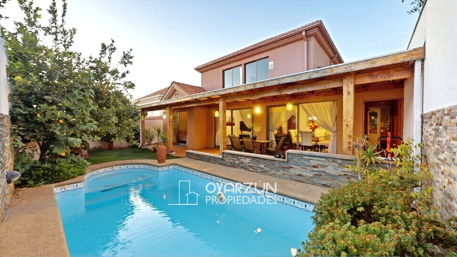 Casa con piscina, quincho y servicio