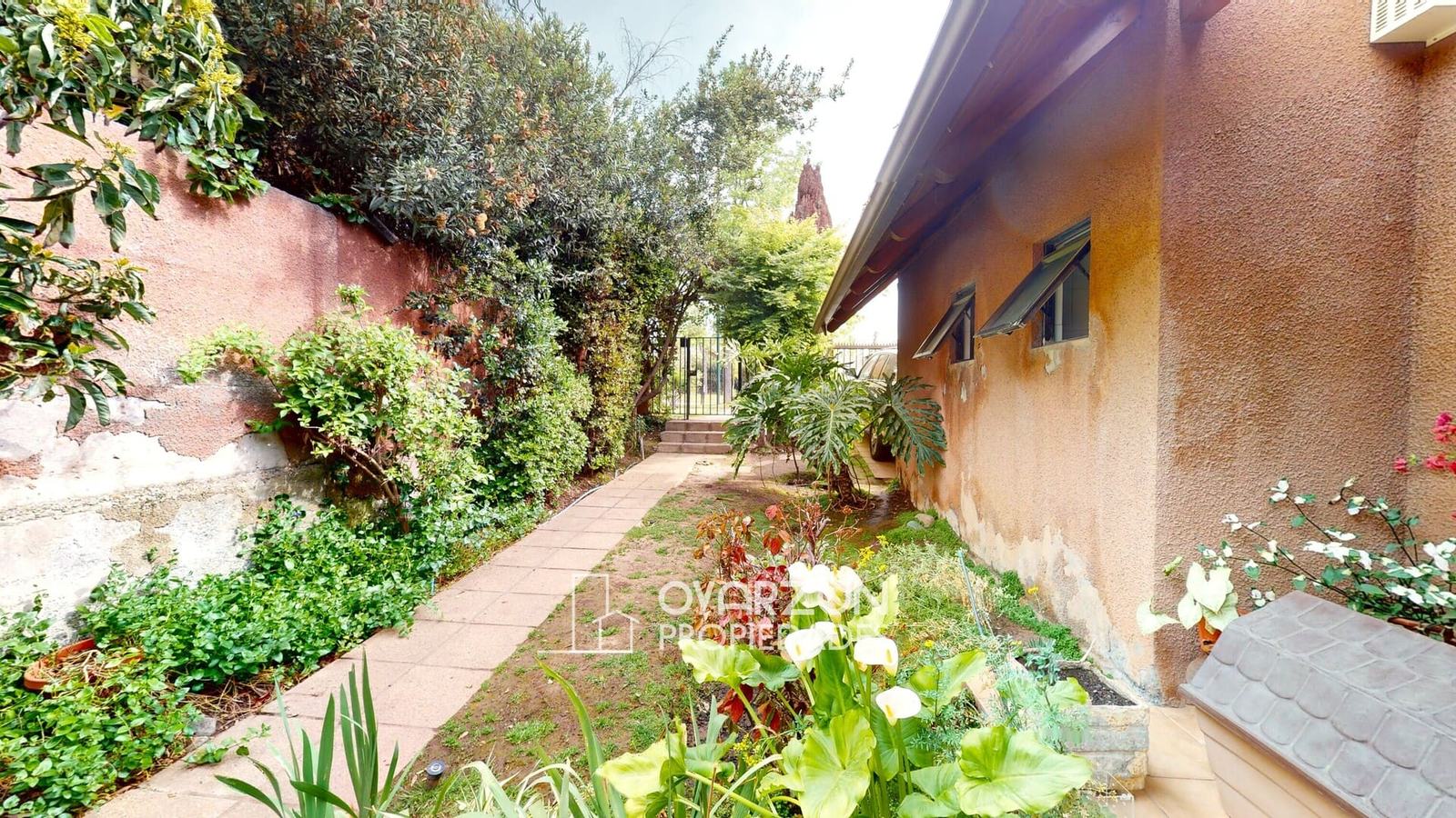 Casa con piscina y 400 m² de terreno