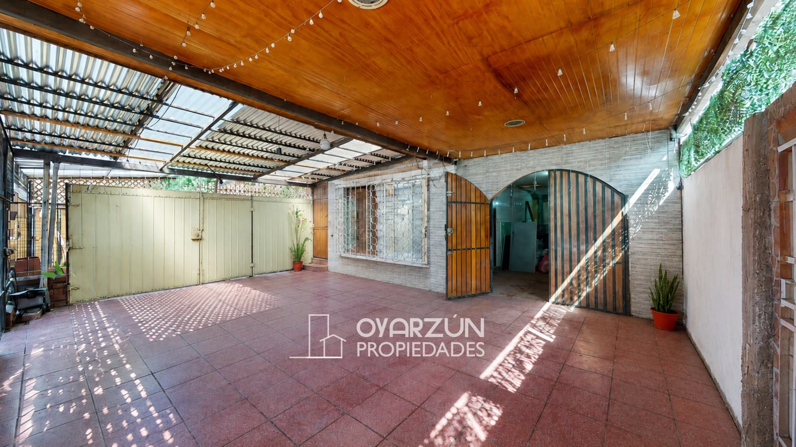 Casa con local comercial independiente