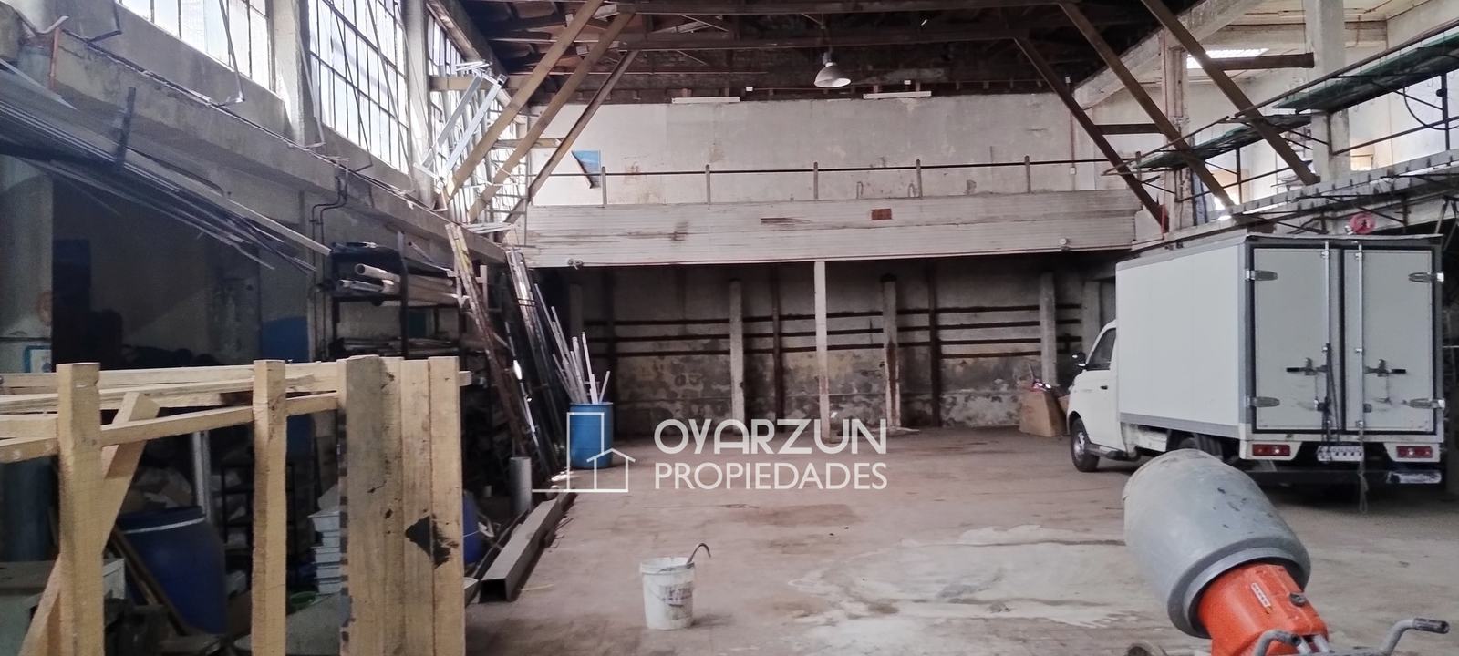 Galpón industrial de 1.400 m² con oficinas
