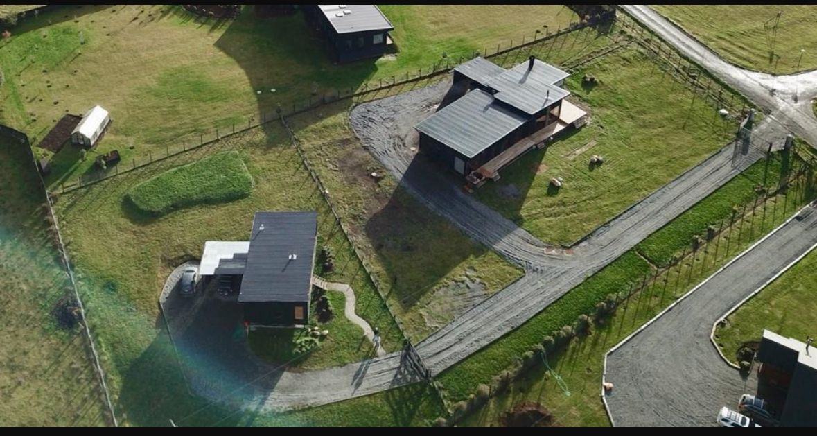 Parcela con 2 casas y vista al lago