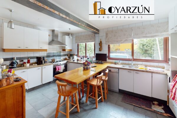 Se Vende Casa En Condominio de 4 Dormitorios, 4 Baños, Estar, 2 Estacionamientos, 330 Metros Totales